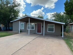 Building Photo - 3 BEDROOM, 1 BATH, DOUBLE DRIVE PARKING