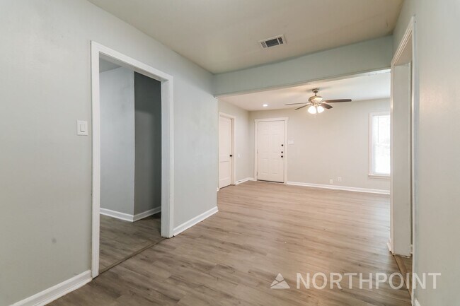 Building Photo - 3 BR/2BA | Updated Single Family Home |  Gated backyard | In Dallas!