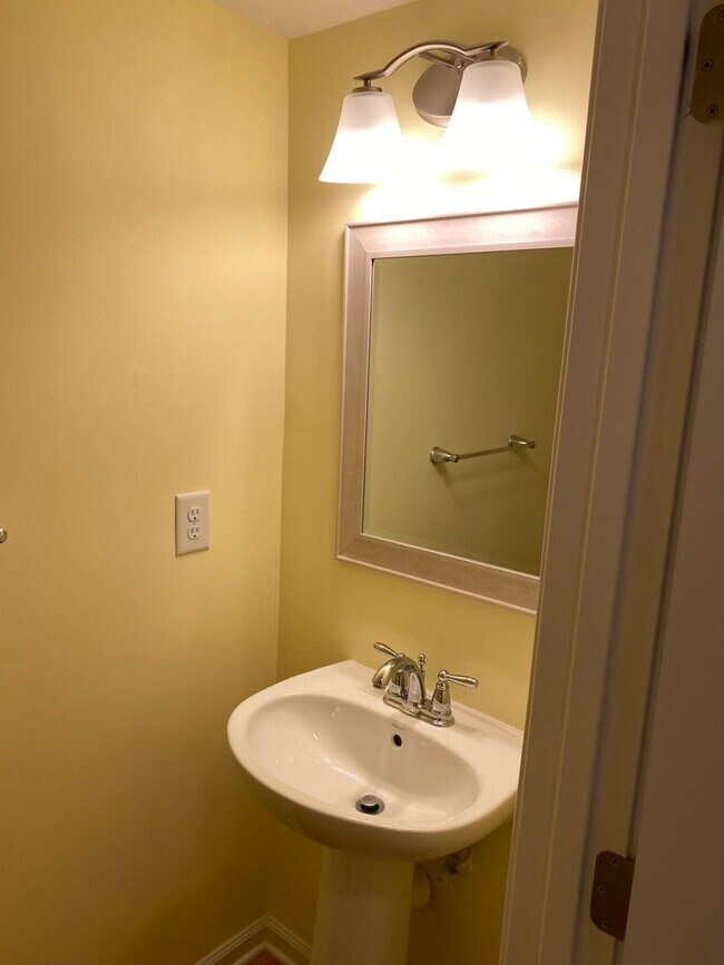 Building Photo - -- AVAILABLE MAY 8TH -- 3 BR / 3.5 BA End Unit Townhome, Available May 8th!