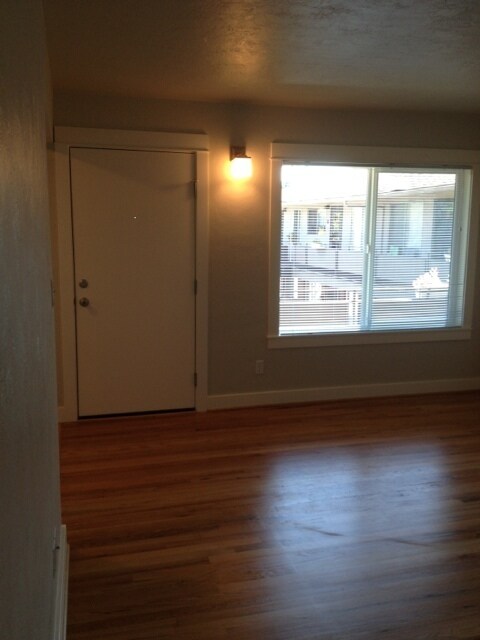 Building Photo - Remodeled Spacious University Park Portsmo...