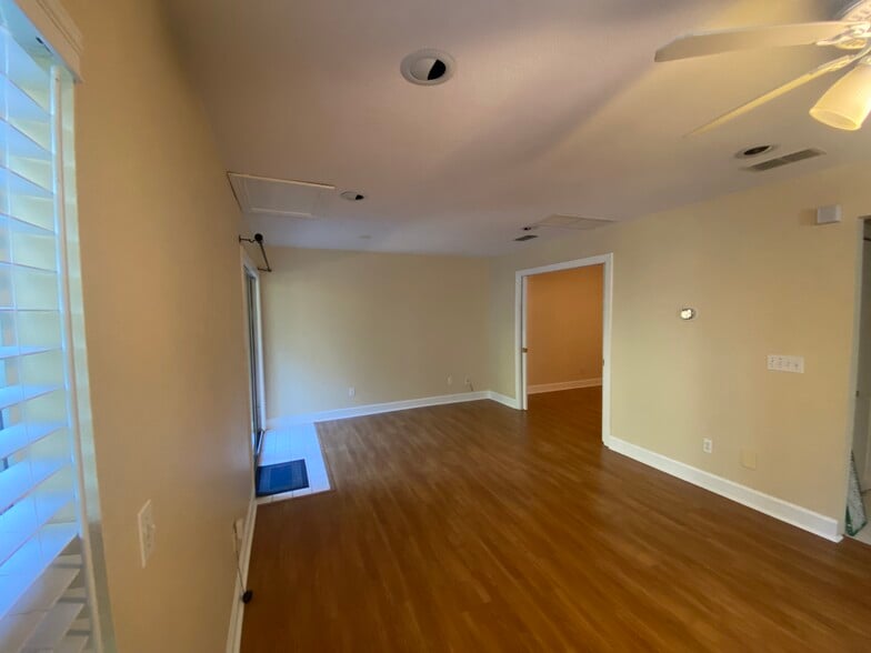 Living room - 512 Williams St