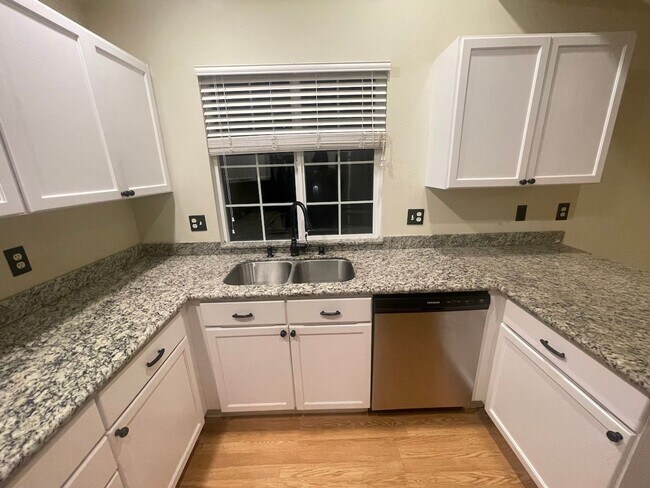 Building Photo - Spacious 4 Bedroom Home for Rent in Lake S...