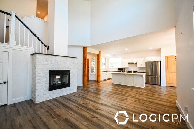 Building Photo - 1034 Lincoln Ln