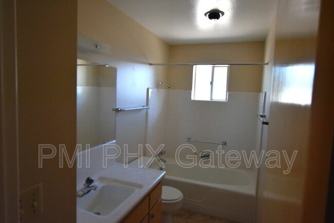 Building Photo - 5440 E Des Moines St