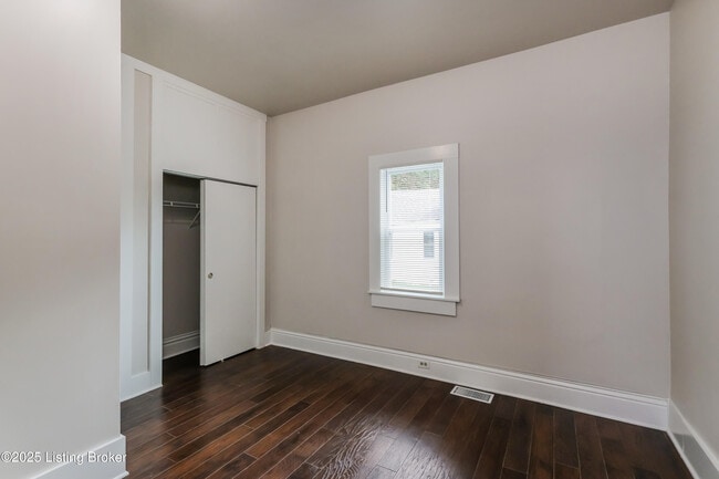 Building Photo - 529 Wainwright Ave
