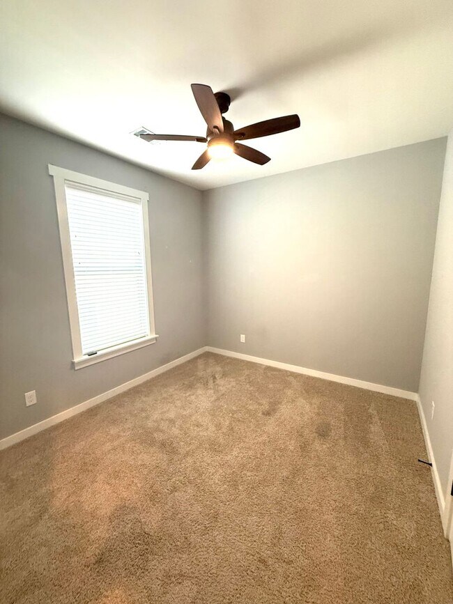 Building Photo - ** 4 Bed 2.5 Bath Located beside Park Cros...
