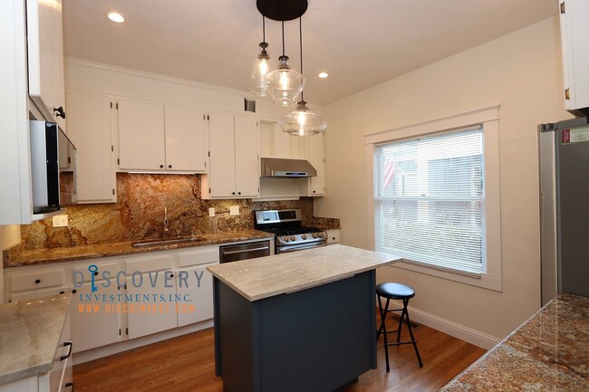 Building Photo - Charming South Berkeley Home for Lease