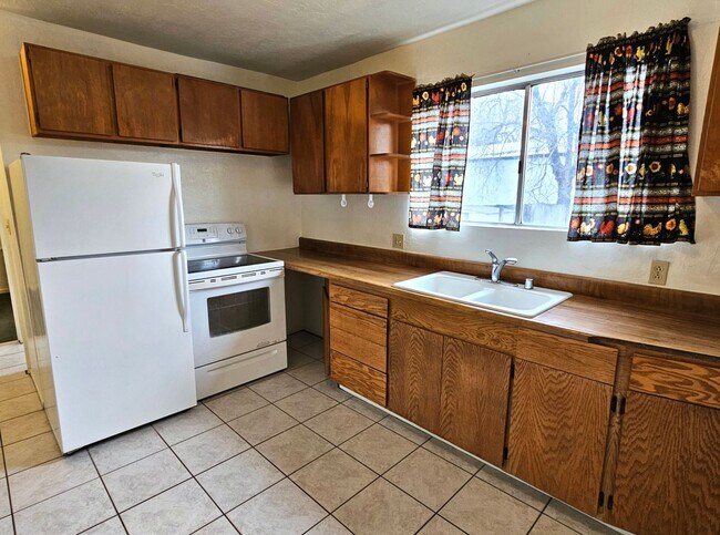 Building Photo - Cozy Rambler with Backyard Close to Columb...