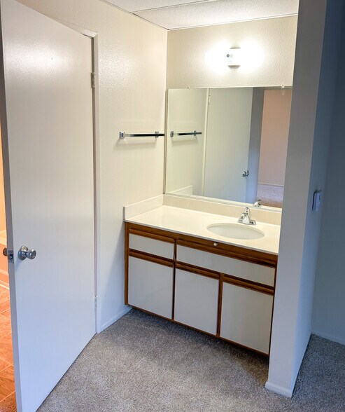 1 BR, 1 BA - Spacious Vanity - 650 SFT - Twin Oaks - 65+ Senior Apartments