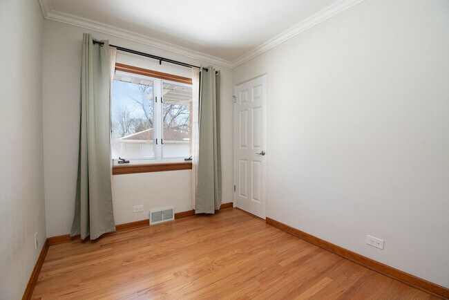 Building Photo - 131 S Lodge Ln