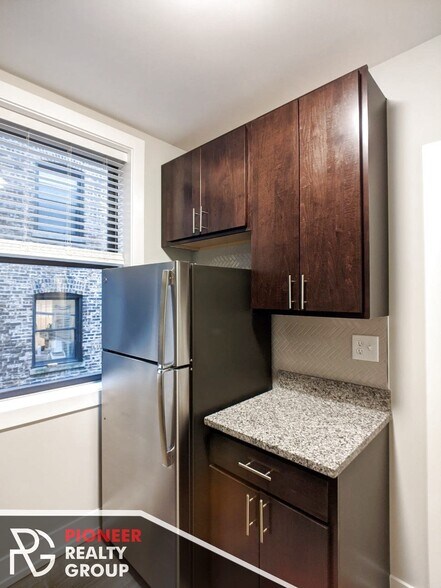 Building Photo - 711 W Brompton Ave