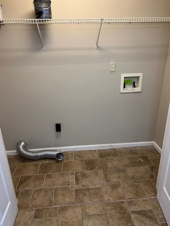 Building Photo - 3 Bed Home Rent Ready