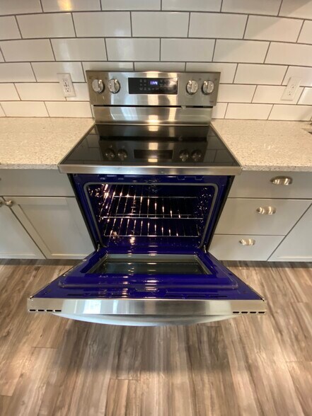 Clean and self cleaning Oven - 12402 Buchanan Trl W