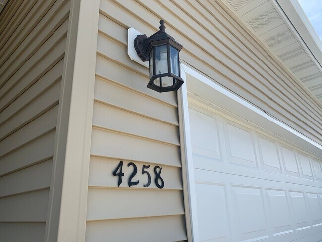 Building Photo - Spacious 4 Bedroom Townhome in Great Neigh...