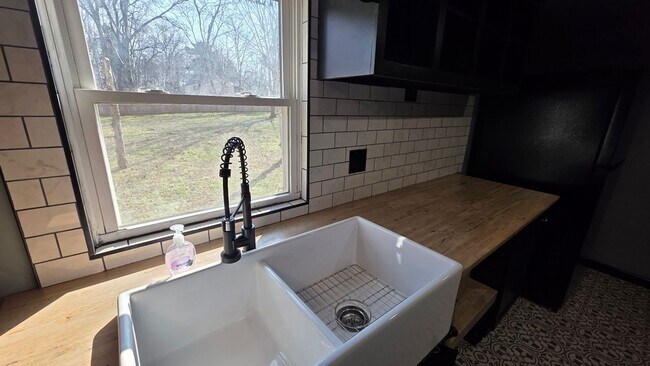 Building Photo - Unique 3 Bedroom Home