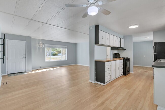 Building Photo - Cozy 3 Bedroom Home on a Large Lot!