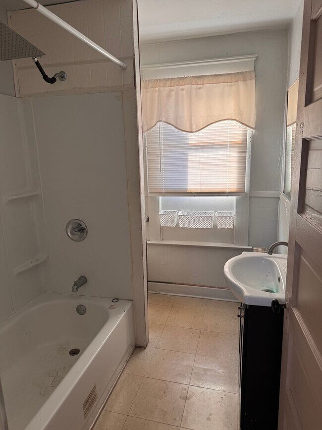 Building Photo - 1807 Moravia St