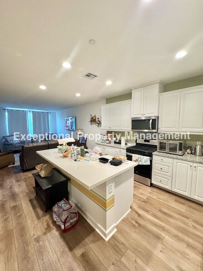 Building Photo - Ready to move in 3 bed 3 bath home!