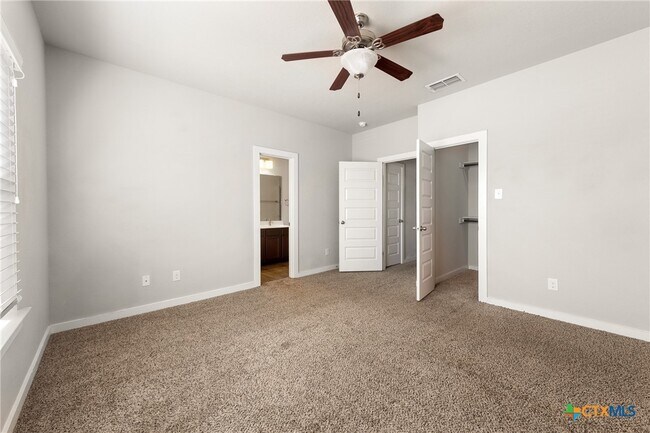 Building Photo - 561 Creekside Frst