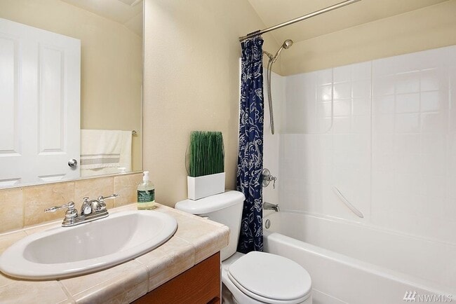 Building Photo - 3 bedroom / 2.5 bathroom townhome in West Seattle's Highland Park.