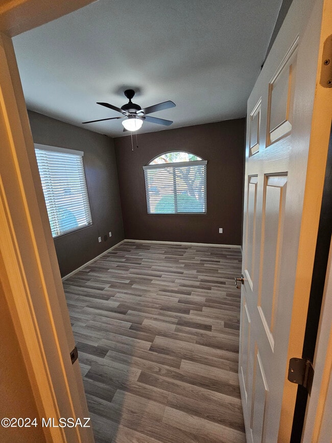 Building Photo - 6652 W Fishermans Dr