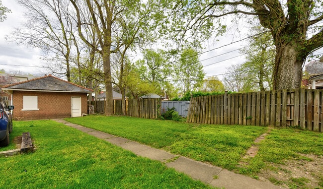 Building Photo - 1692 Bryden Rd