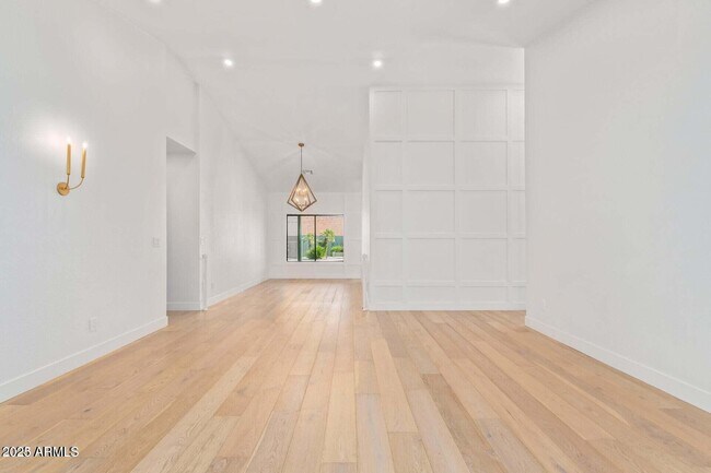 Building Photo - 5715 E Campo Bello Dr