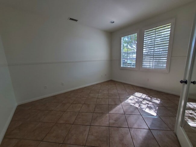 Building Photo - Spacious 4 Bedroom 3 Bath Two Story Riverp...