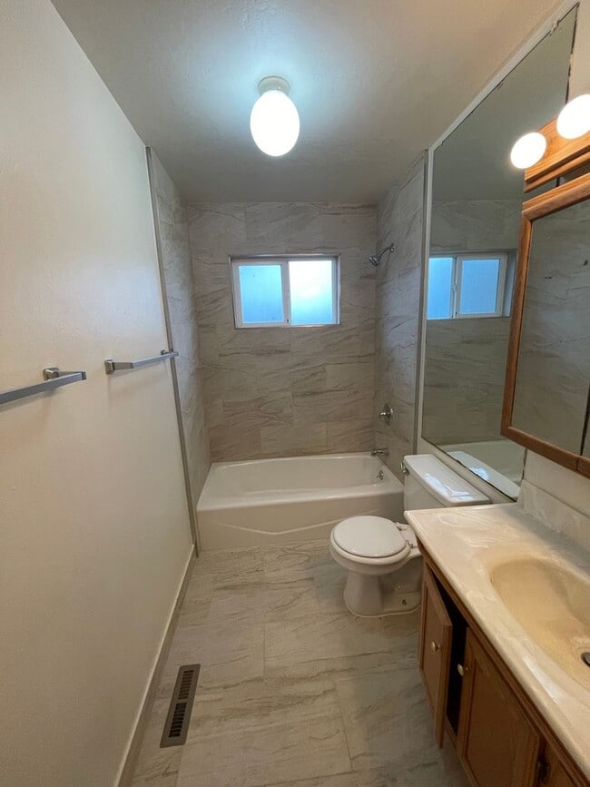 Building Photo - One Bedroom Single Family Home in Pacific ...