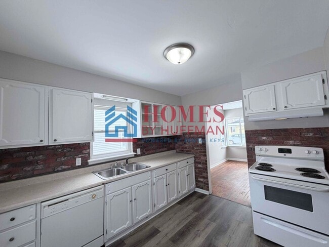 Building Photo - Three Bedroom House | $500 Deposit Special!