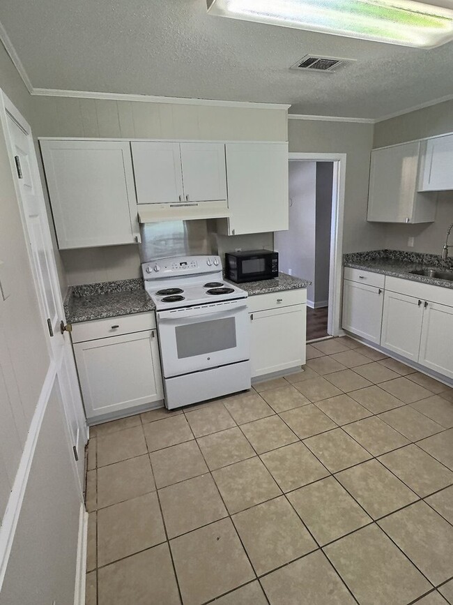 Building Photo - 3-Bedroom Home in Ocean Springs – Prime Lo...