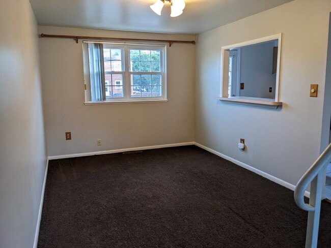 Building Photo - 983 Regina Dr