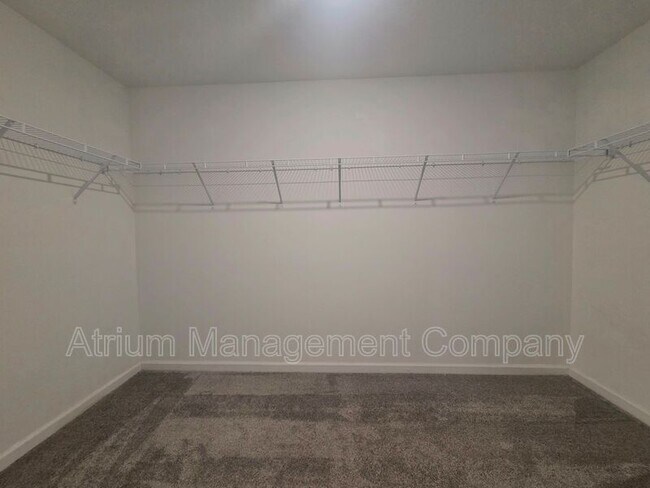 Building Photo - 327 Macarthur St