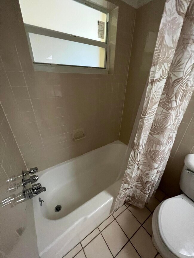 Building Photo - 1050 E Sample Rd