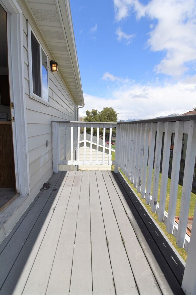 Building Photo - Great Location! Top Floor 2 bed 1 bath and detached garage!