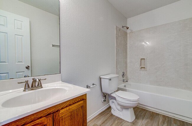 Building Photo - 205 Mood Lake Dr