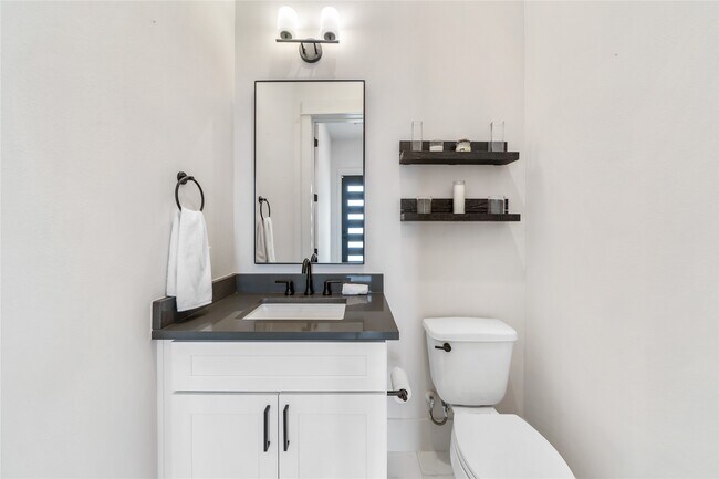 Building Photo - 620 E 26th St