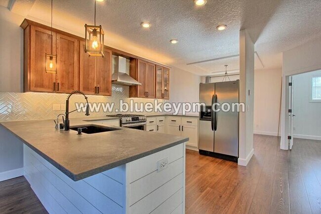 Building Photo - 3 Bed, 3.5 Baths Townhome With Garage Level Suite and Office Space