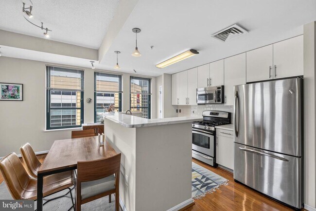 Building Photo - 1390 Kenyon St NW
