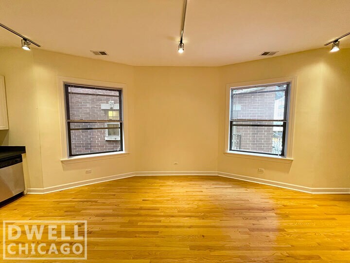 Building Photo - 4715 N Sheridan Rd