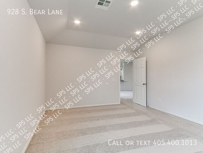 Building Photo - 928 S Bear Ln