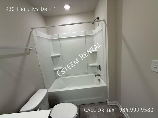 Building Photo - 930 Field Ivy Dr