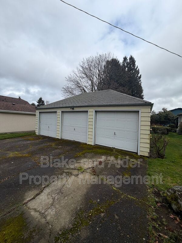 Building Photo - 7303 SE Madison St