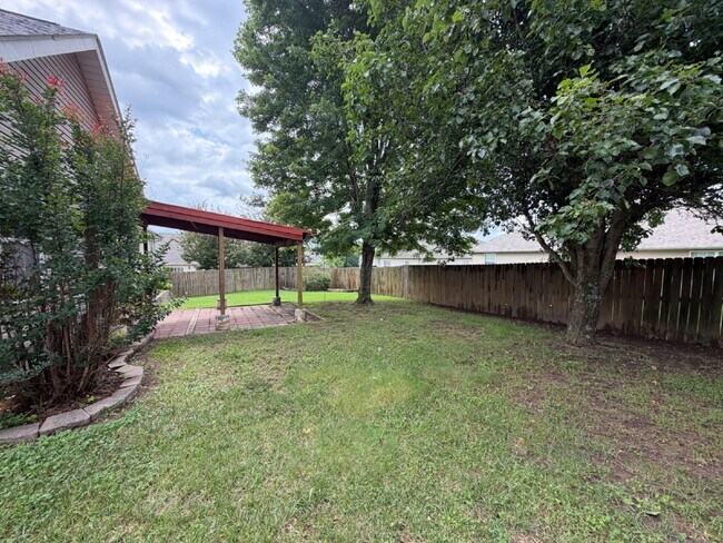 Building Photo - "Charming 3-Bedroom Summerbrooke home with 2 Full Baths with Fenced in, flat back yard”