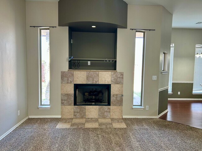 Building Photo - AVAILABLE NOW - $500 OFF FIRST FULL MONTH - Beautiful Home In Edmond School District!