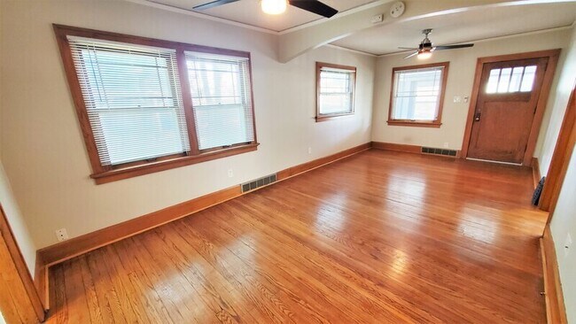 Building Photo - 1032 Maplewood Dr NE