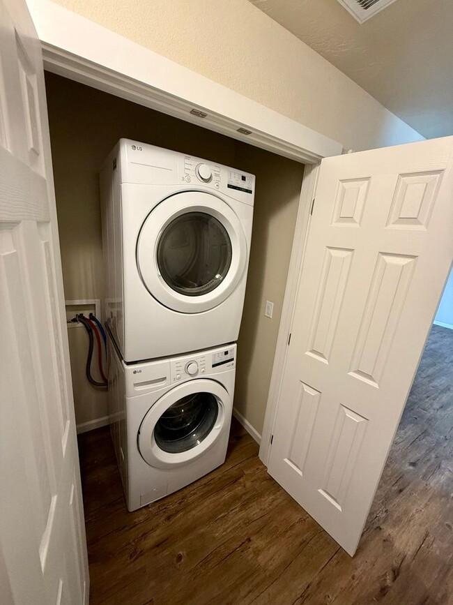 Building Photo - 3 Bedroom Charming Duplex