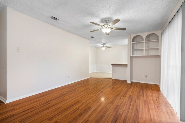 Building Photo - 726 E Pecan St