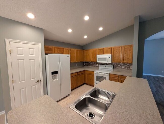 Building Photo - 712 N Edenbridge Way