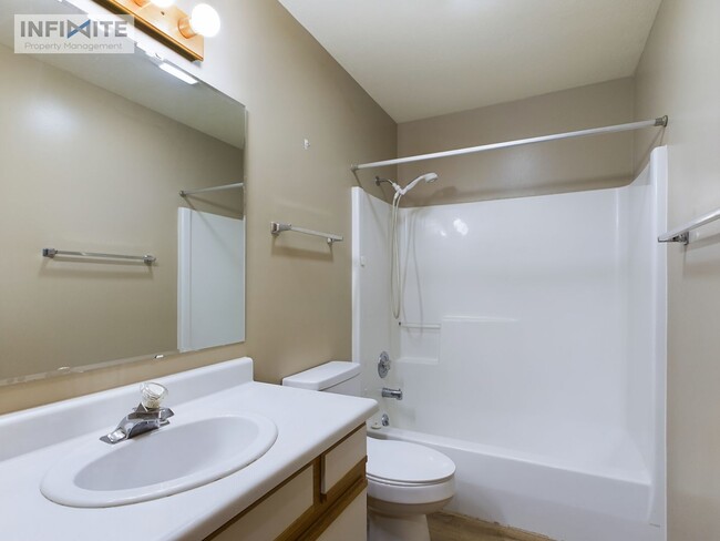 Building Photo - Spacious 2 bedroom, 1 bath Apartment in Bo...